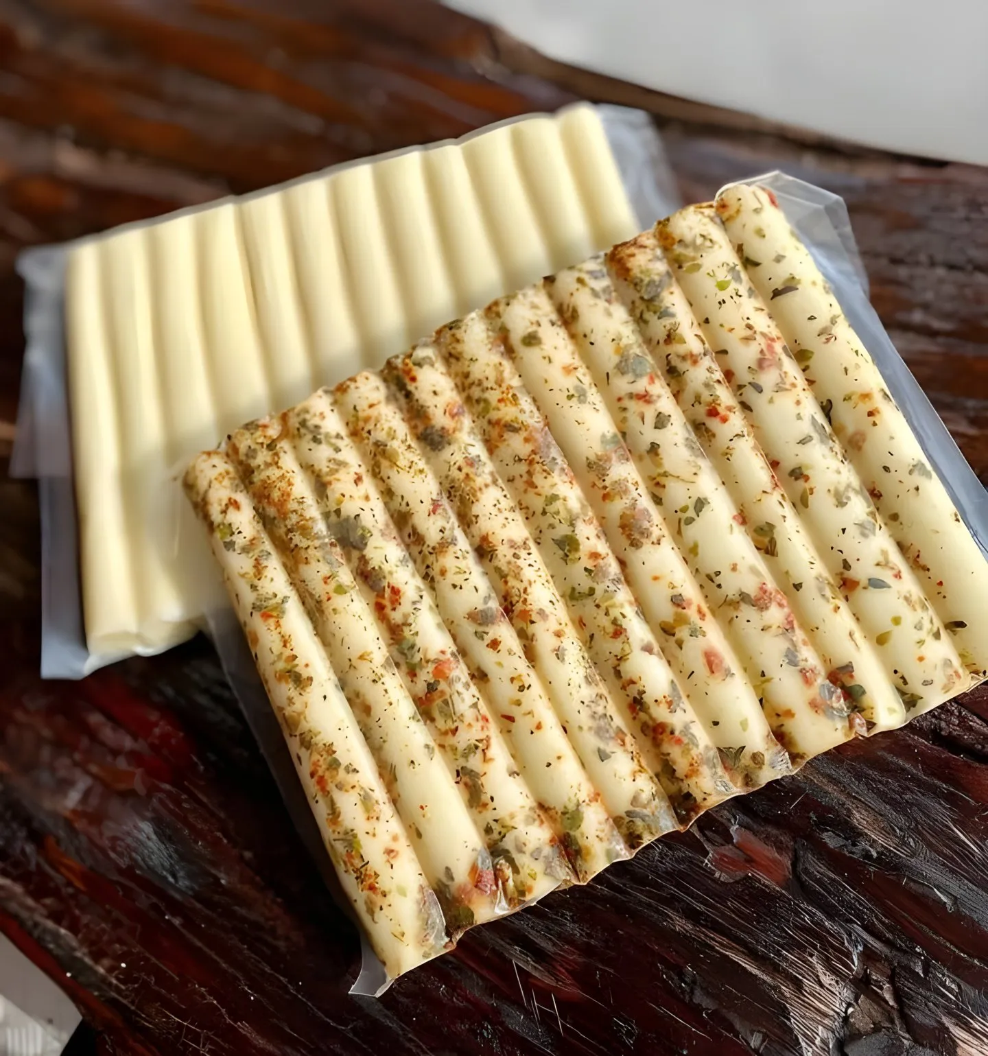 Queijos palito tradicional e temperado embalados a vácuo